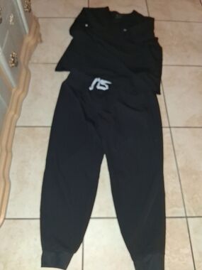 Figs  Scrub Set Black Jogger pants And Vneck Scrub Top XxL